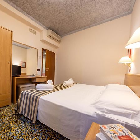 Hotel Giardinetto Дезенцано-дель-Гарда Екстер'єр фото