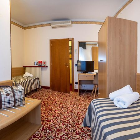 Hotel Giardinetto Дезенцано-дель-Гарда Екстер'єр фото