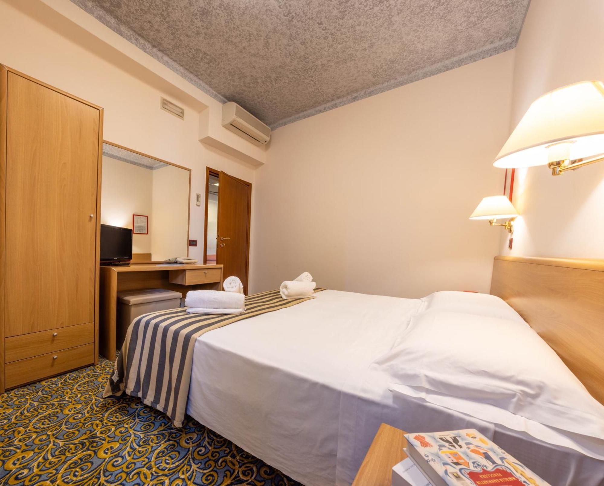 Hotel Giardinetto Дезенцано-дель-Гарда Екстер'єр фото