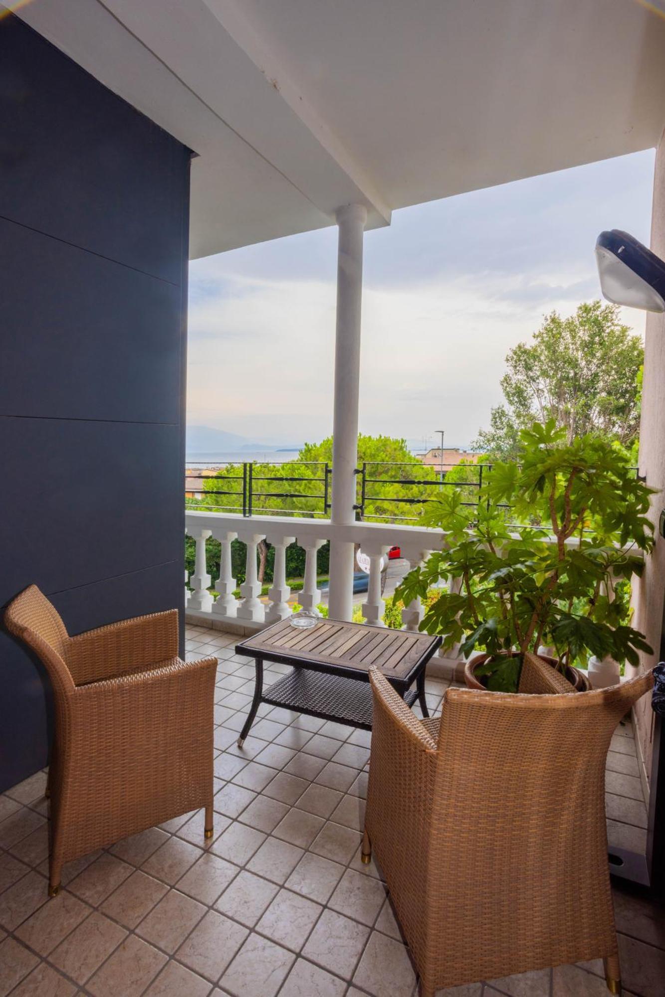 Hotel Giardinetto Дезенцано-дель-Гарда Екстер'єр фото