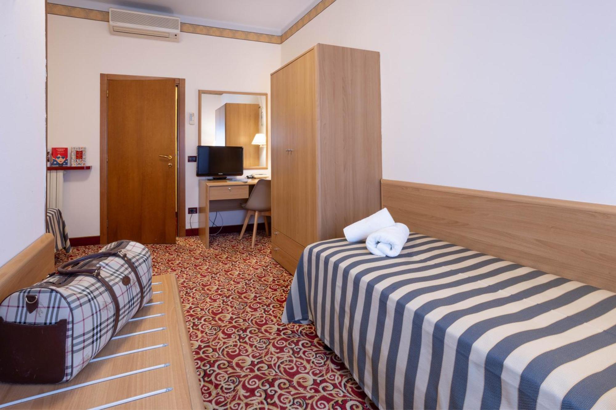 Hotel Giardinetto Дезенцано-дель-Гарда Екстер'єр фото