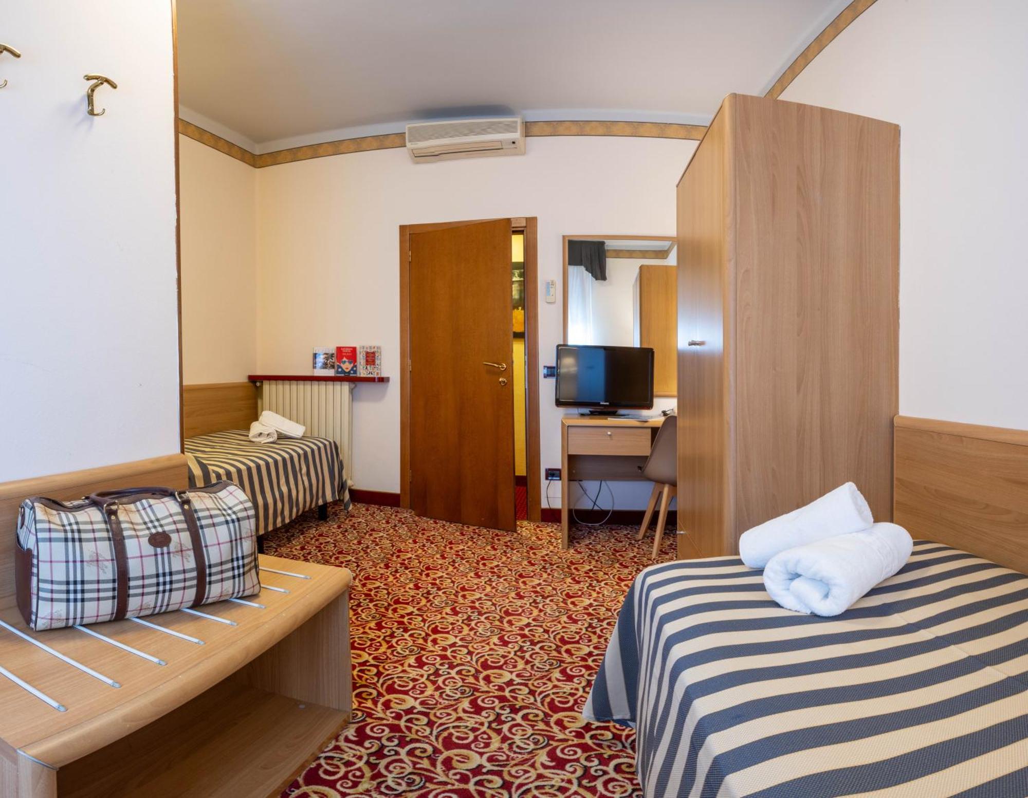 Hotel Giardinetto Дезенцано-дель-Гарда Екстер'єр фото