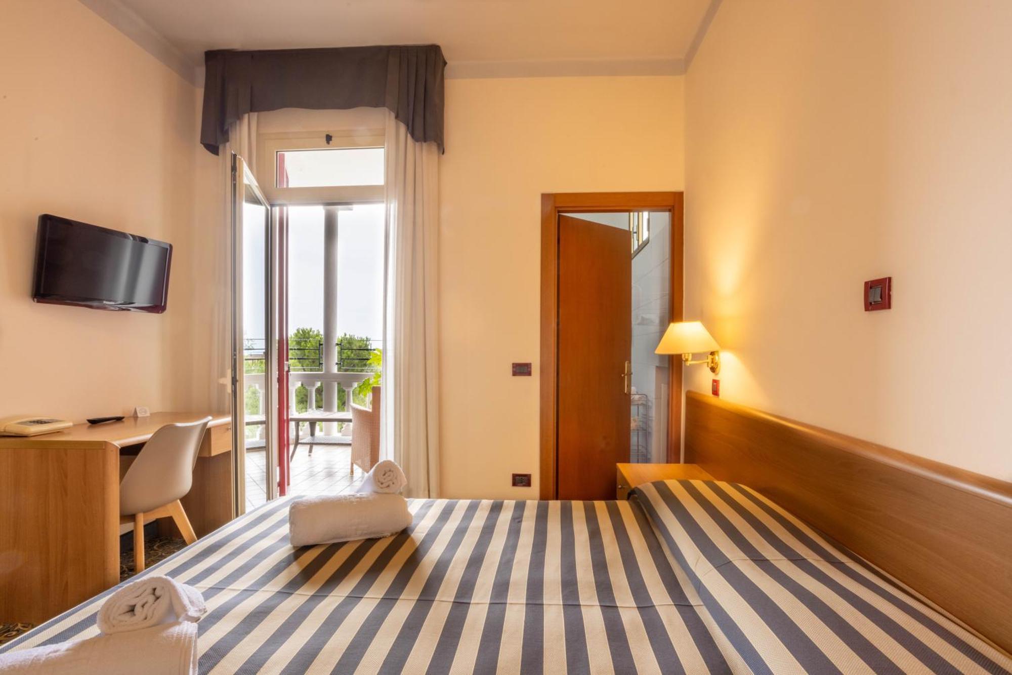 Hotel Giardinetto Дезенцано-дель-Гарда Екстер'єр фото