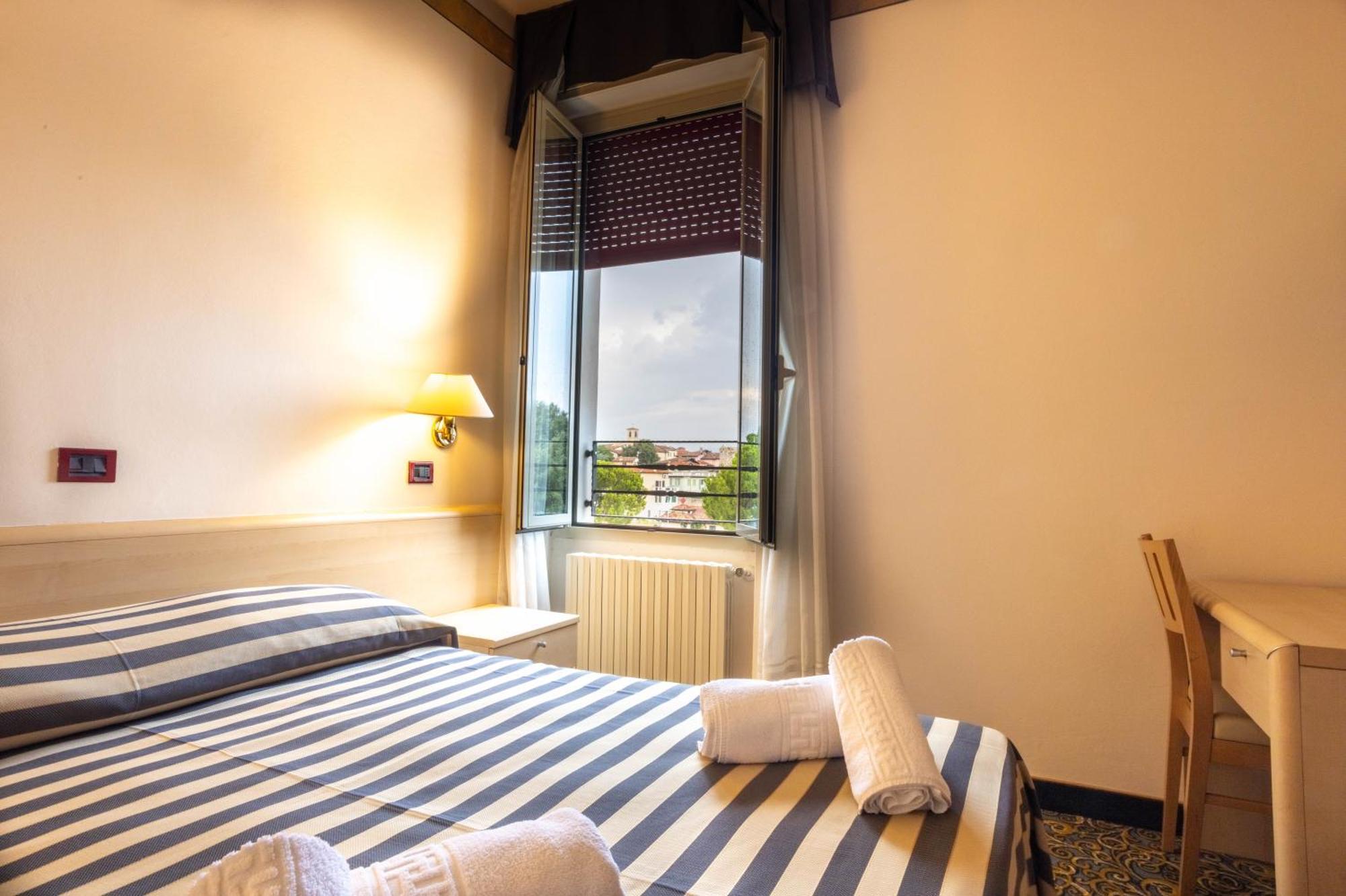 Hotel Giardinetto Дезенцано-дель-Гарда Екстер'єр фото