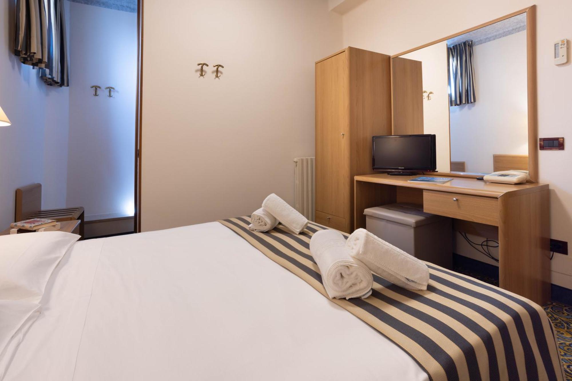 Hotel Giardinetto Дезенцано-дель-Гарда Екстер'єр фото